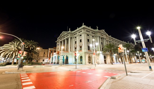 Photo de nuit de Las Ramblas à Barcelone