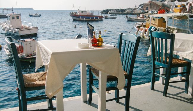 Le restaurant Dimitris dans le port d’Ammoudi à Santorin