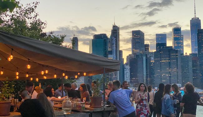 Le bar du Harriet's rooftop et sa vue sur la skyline