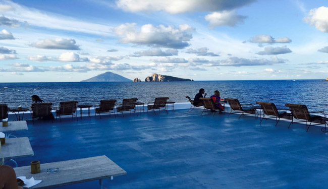 vue depuis le rooftop du bar raya panarea