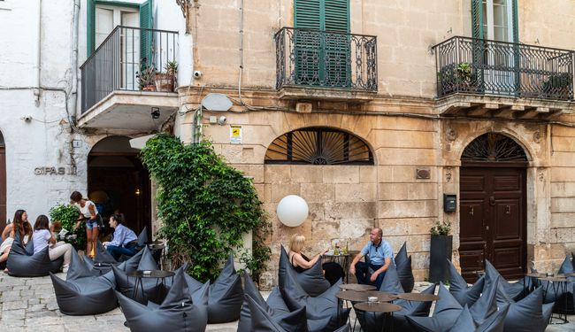 Où boire un verre à Ostuni dans les Pouilles ?