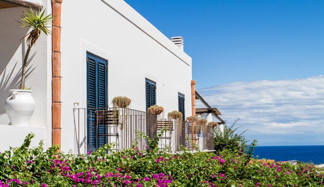 belle maison avec des bougainvilliers à panarea