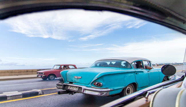 vieille américaine sur le malecon à la havane à cuba