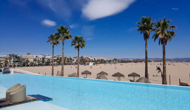 piscine de rêve à valence dans un club de plage