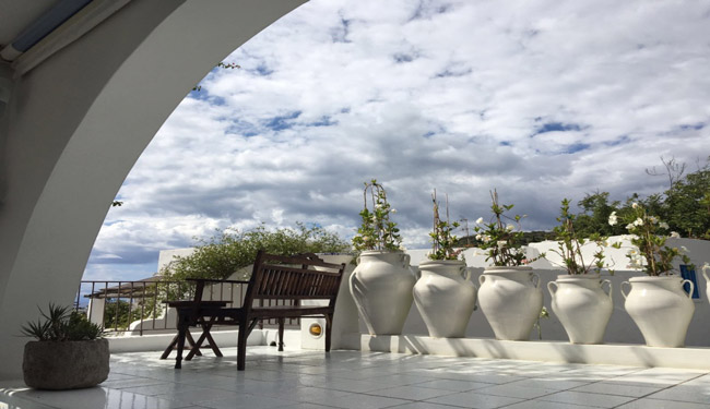 patio de l'hotel quartara à panarea