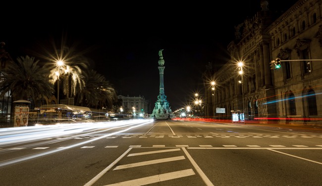 photo de nuit monument Christophe Colomb à Barcelone