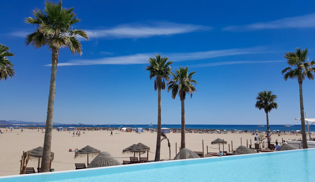 piscine à débordement pour faire la fête avec vue sur la plage à Valence en Espagne