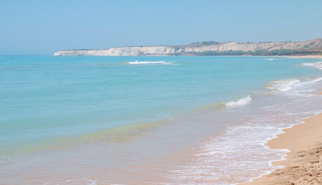 Une plage déserte dans le sud de la Sicile