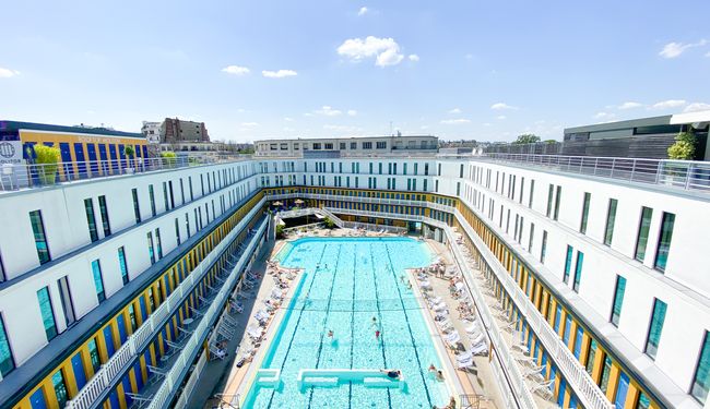 S’évader dans une piscine mythique en plein cœur de Paris