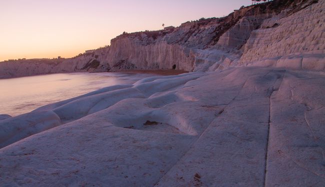 Le coucher de soleil sur la plage de la Scala dei Turchi en Italie