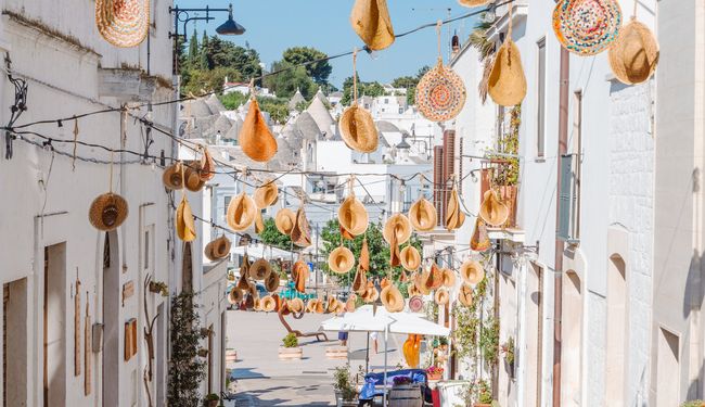 Les chapeaux de la via Brigata Regina à Alberobello