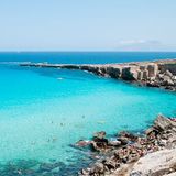 Plage à Favignana en Sicile aux eaux turquoise