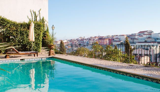 Piscine du Torel Palace avec vue sur Lisbonne