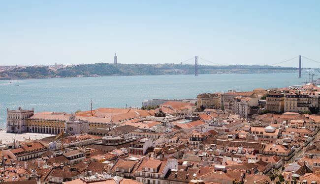 Vue sur le pont du 25 Avril depuis Lisbonne