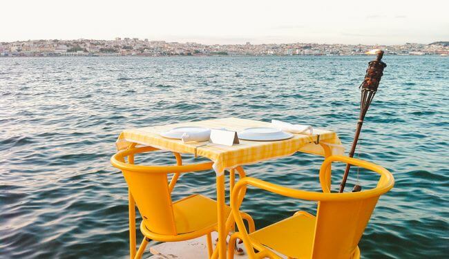 Terrasse du restaurant Ponto Final au coucher du soleil