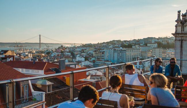 Vue depuis le rooftop Park au coucher du soleil à Lisbonne