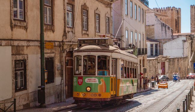 Le tramway 28 dans l’Alfama à Lisbonne
